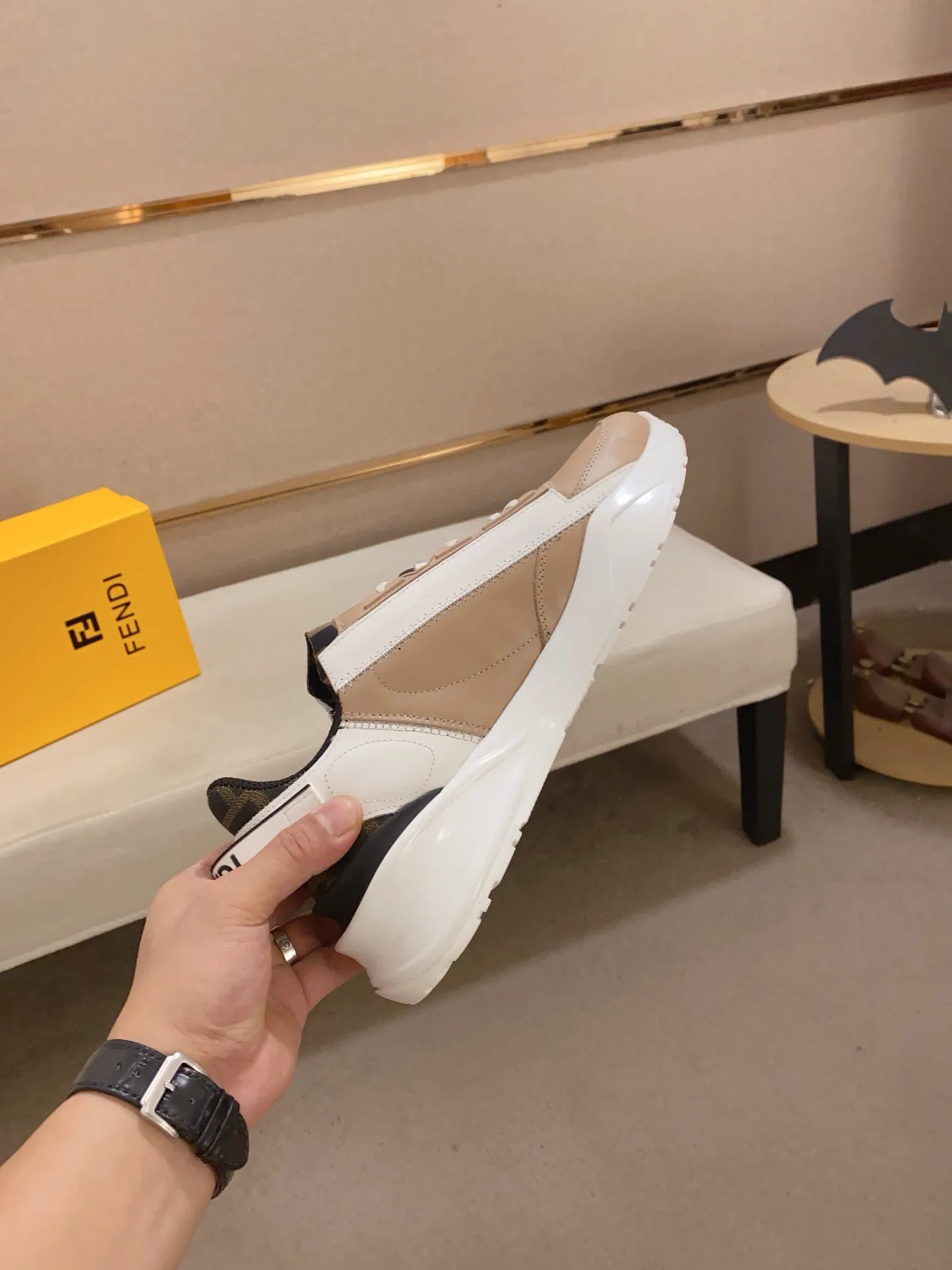 Men's shoes💰: 540💰(Higher version) [Fendi] Fendi's latest casual shoes for men! Available at counters simultaneously! A one-to-one replica of the original. Made entirely of imported top-grain calfskin, the interior is made of top-grain water-dyed cowhide, and the original factory-supplied rubber outsole. Leading new fashion concepts. Matching code: 38-44. 45 can be customized and non-returnable!
